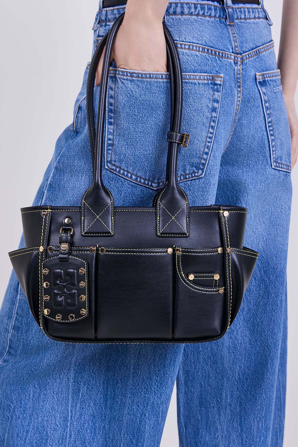 תמונת כל הלוק של תיק כתף פוזי סמול